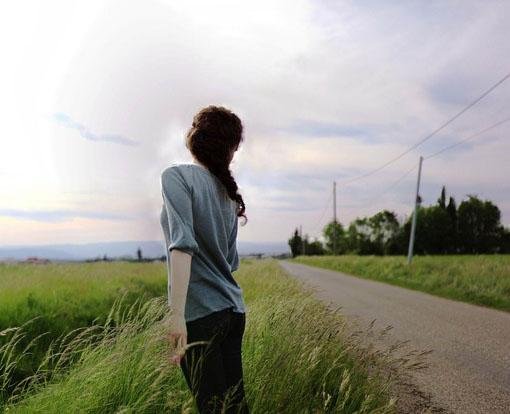 古风清冷唯美语录精选句：在薄凉世界里，深情地活着